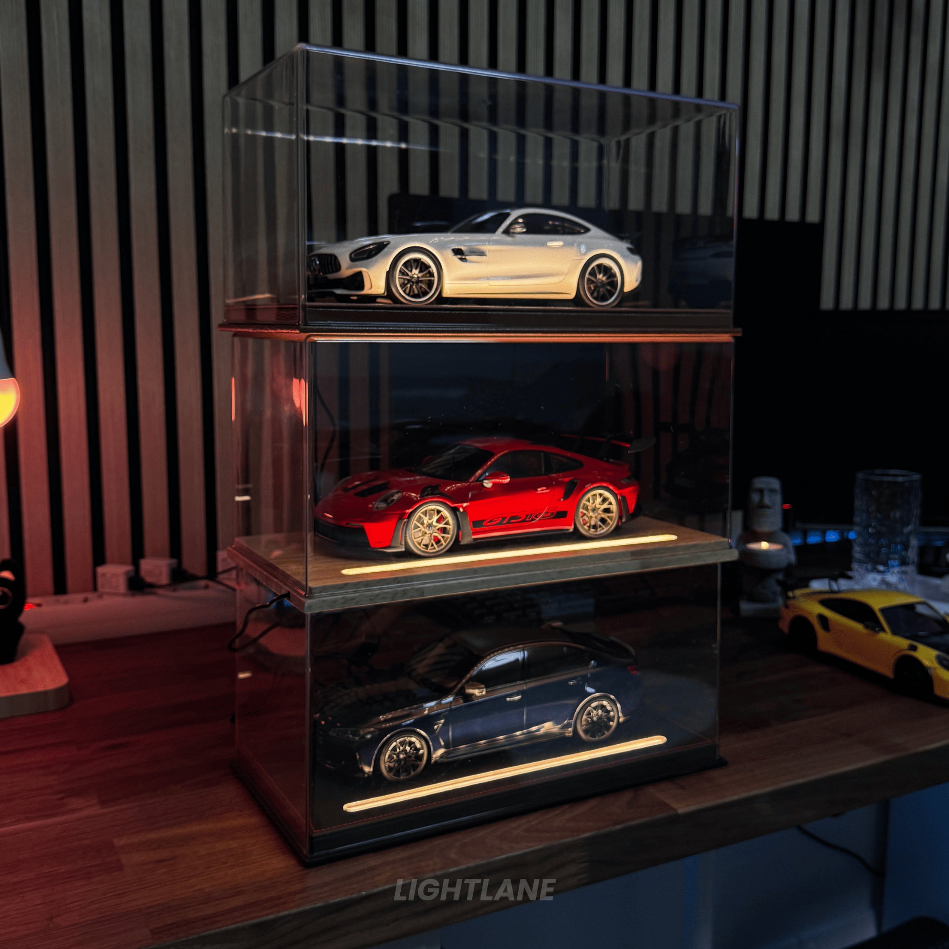 High quality 1:18 acrylic showcase with wooden base plate and LED lights
