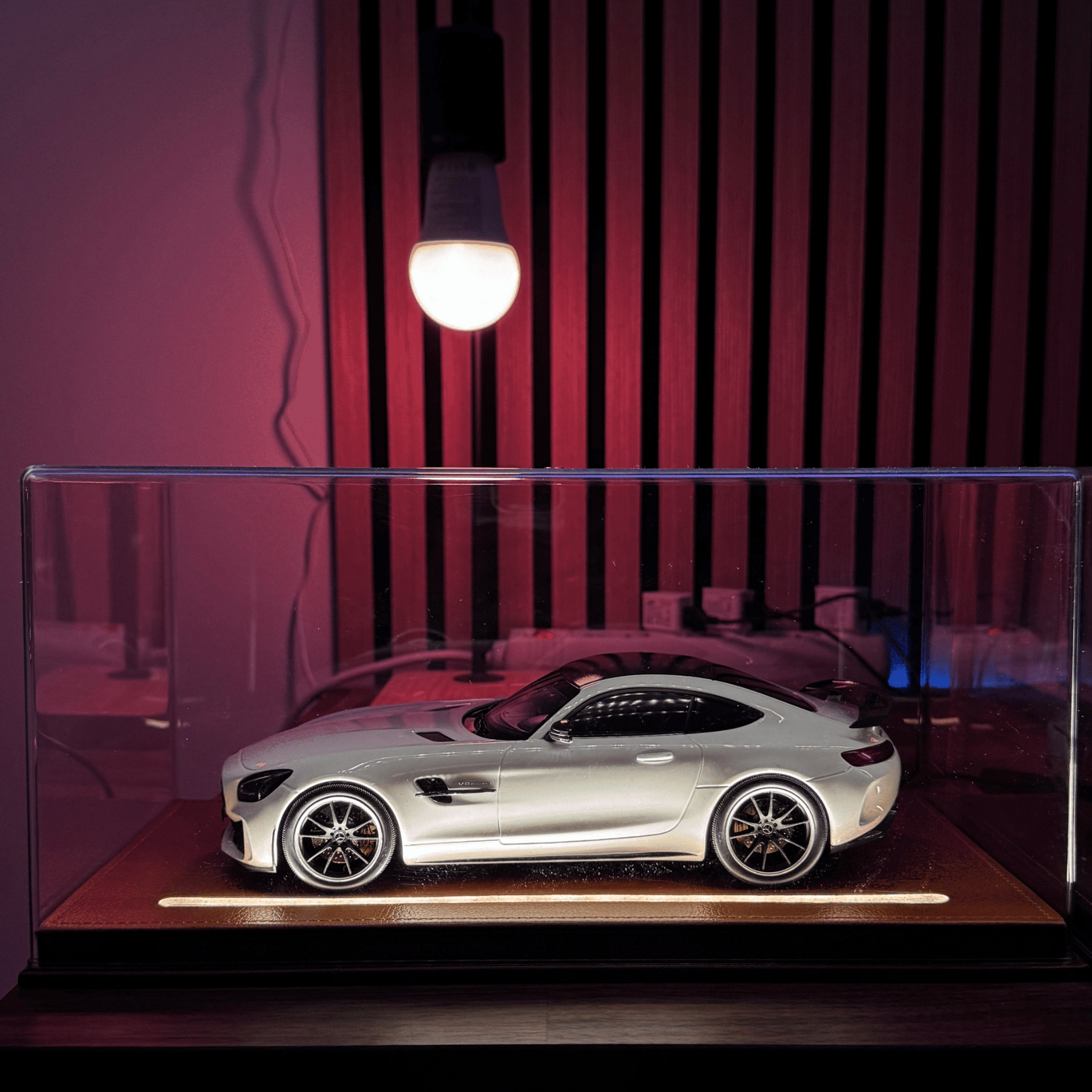 High quality 1:18 acrylic showcase with wooden base plate and LED lights