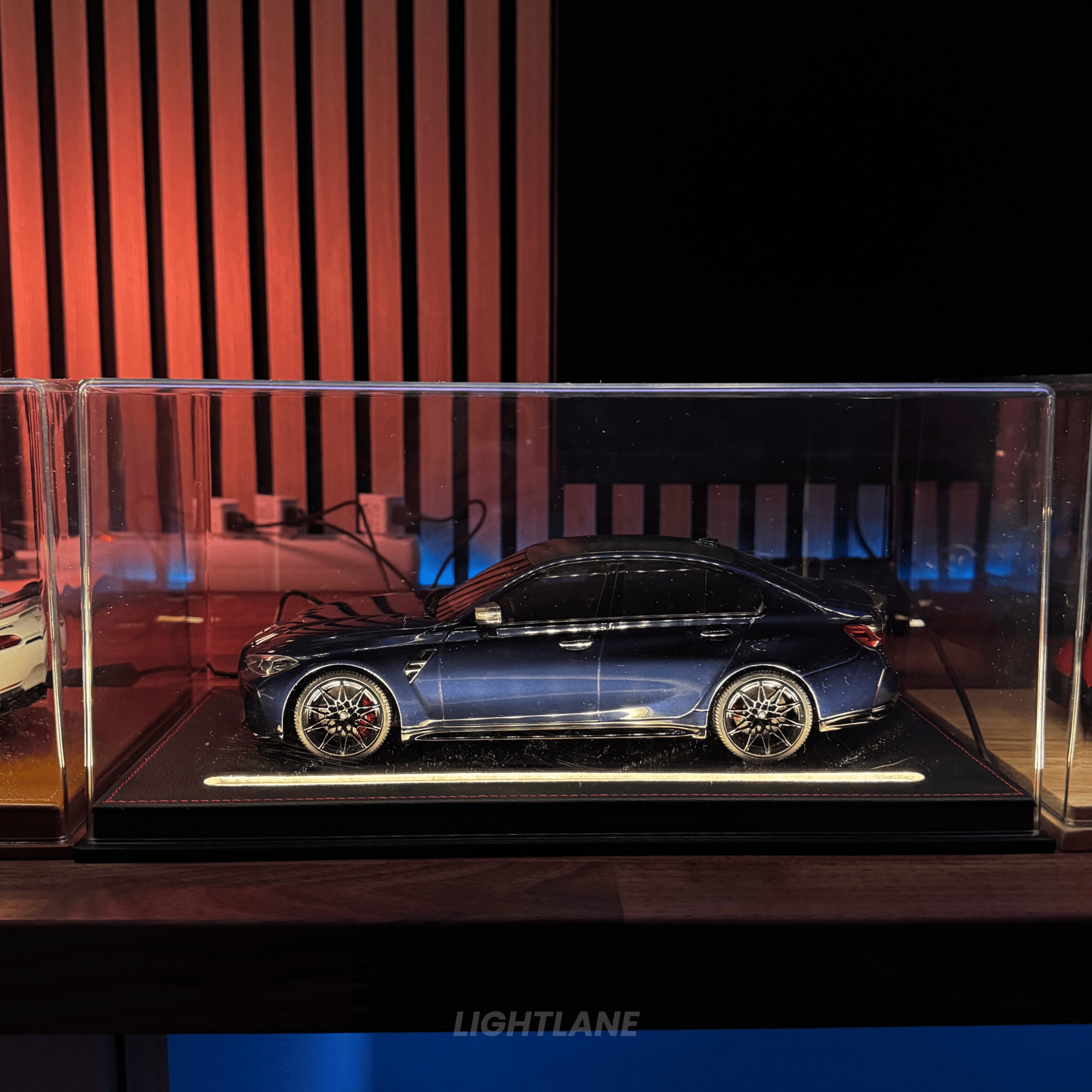 High quality 1:18 acrylic showcase with wooden base plate and LED lights