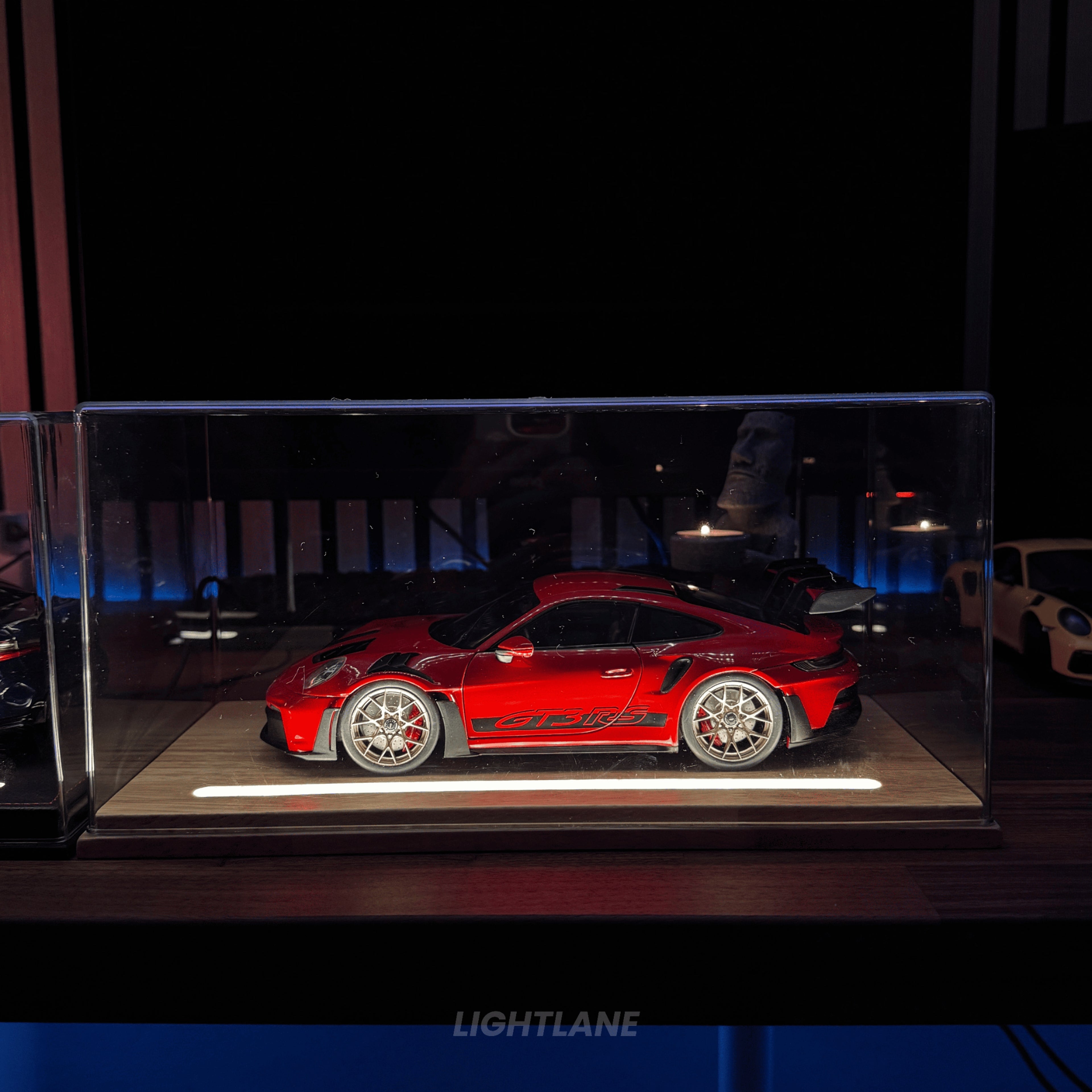 High quality 1:18 acrylic showcase with wooden base plate and LED lights